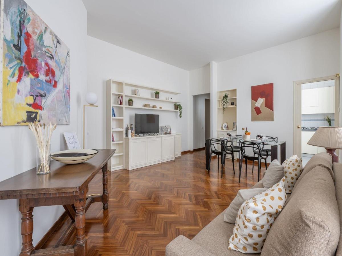 The Best Rent - Gorgeous Two-Bedroom Apartment In Porta Nuova District Milão Exterior foto